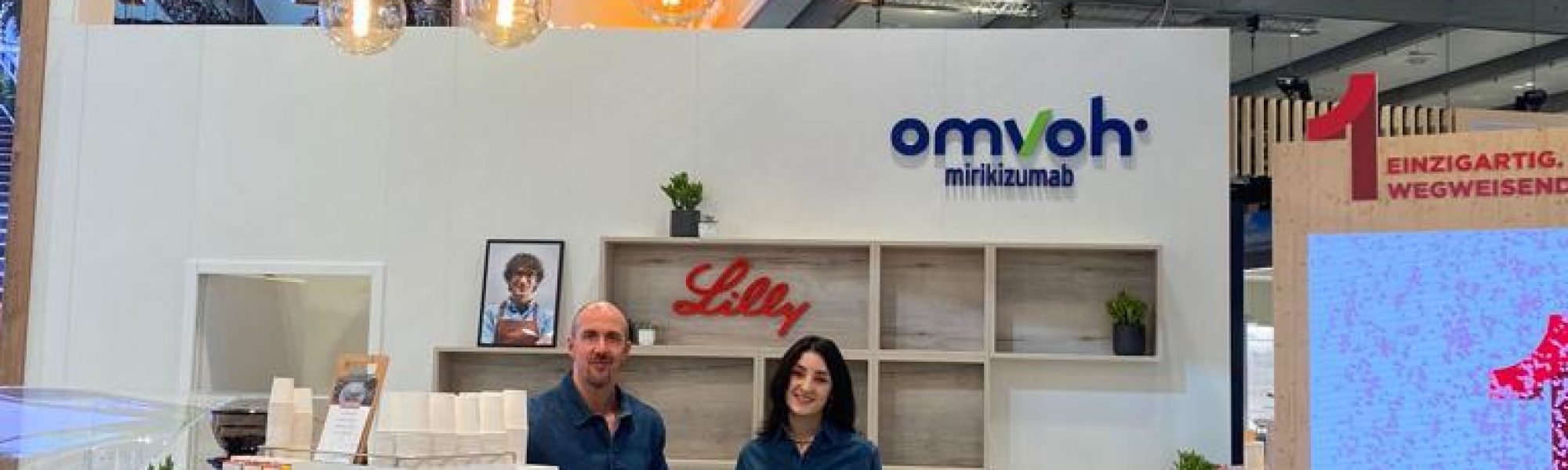 Barista an der Kaffeemaschine auf einem Messestand