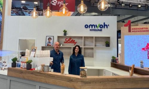 Barista an der Kaffeemaschine auf einem Messestand