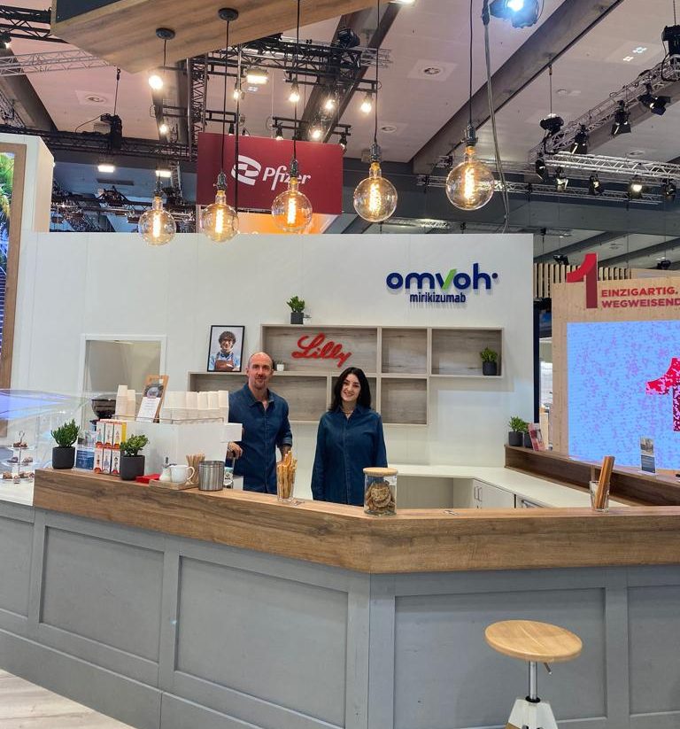 Barista an der Kaffeemaschine auf einem Messestand