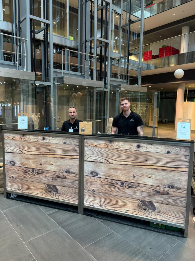 mobile cocktailbar mit holzoptik