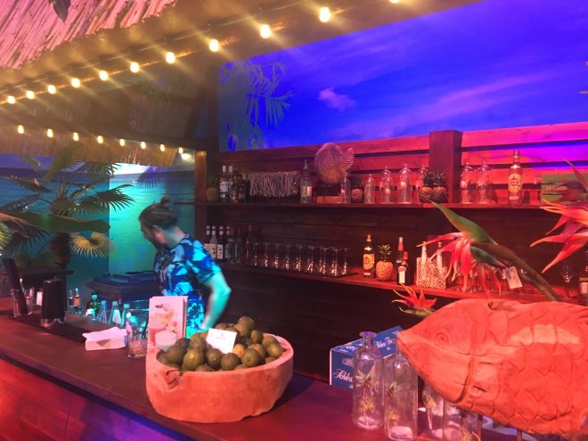 Barkeeper mixt Cocktails an der mobilen Beach Bar