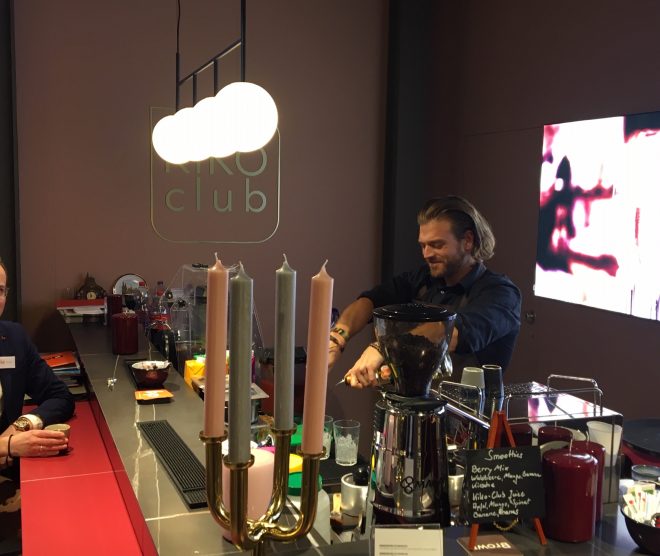 Ein Barkeeper mixt Cocktails auf der Messe imm cologne