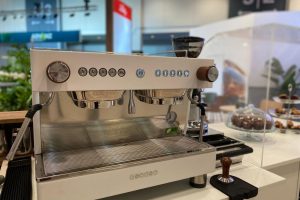 Kaffeemaschine-Barista HMI Barista Kaffee-Catering auf Hannover Messe