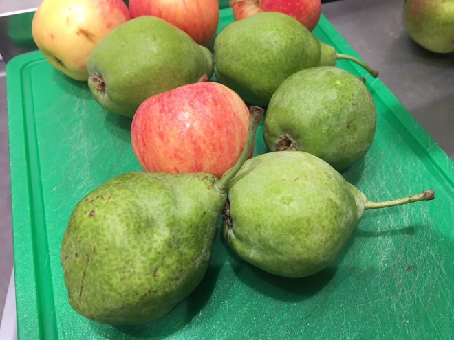 Äpfel und Birnen auf Schneidebrett