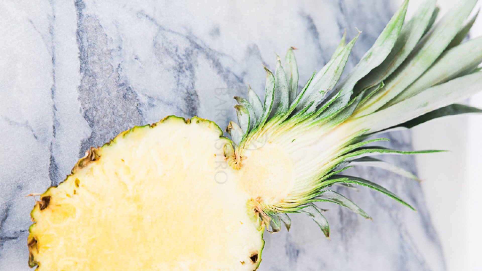 ananas-zutat-marmorplatte-smoothie ananas-zutat-marmorplatte-smoothie