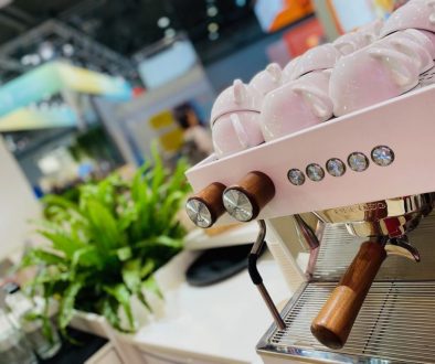 Blick auf eine Barista-Kaffeemaschine