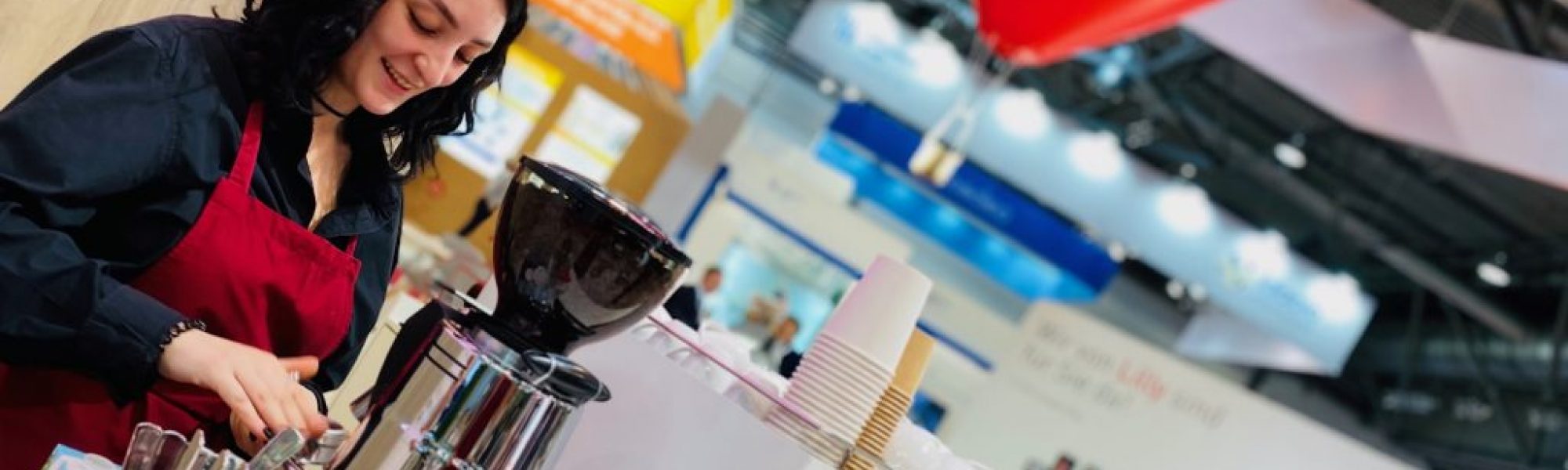 Eine Barista bereitet Kaffee zu.