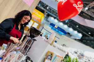 barista-mobile-kaffeebar Eine Barista bereitet Kaffee zu.