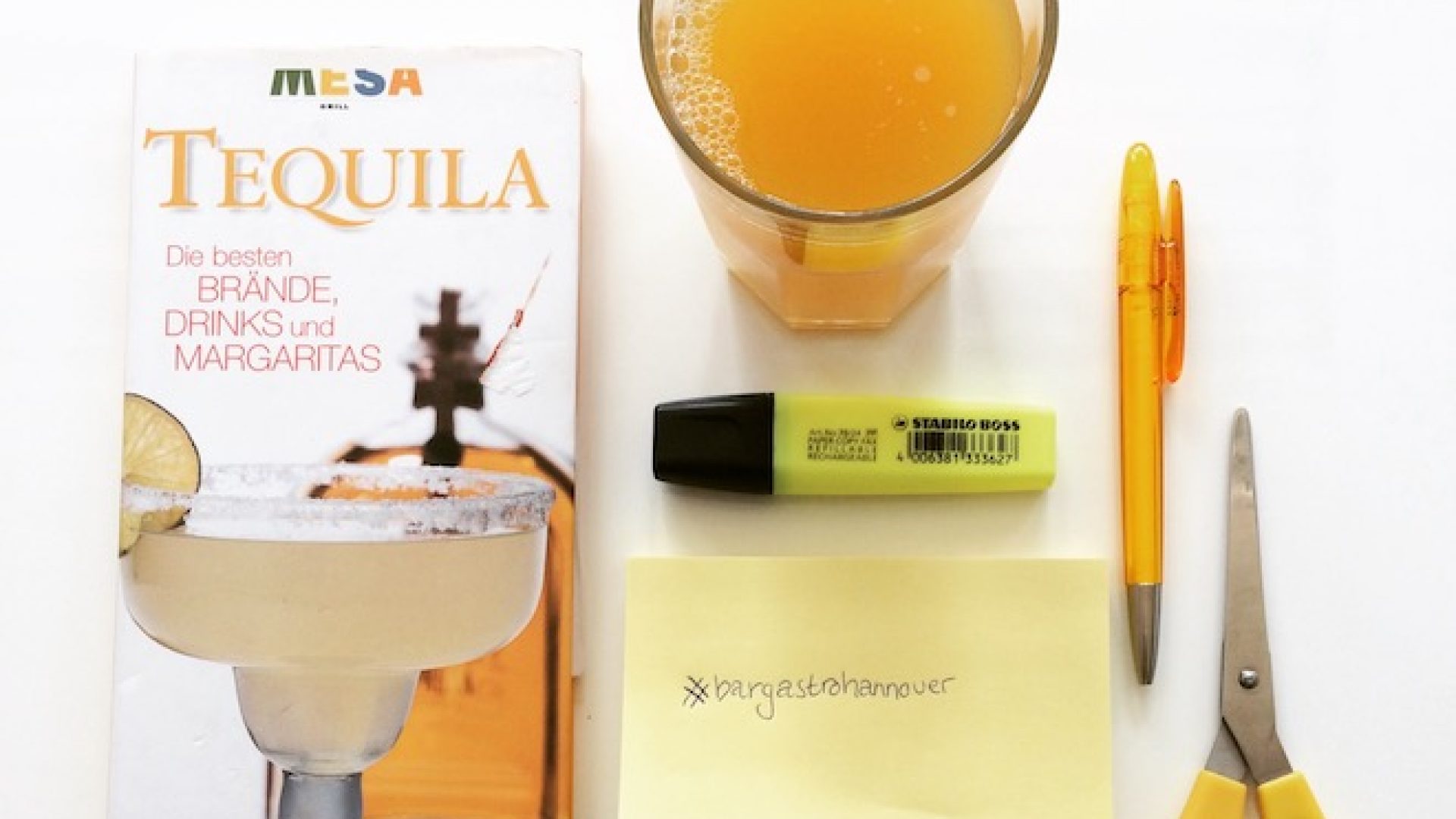 buero-stillleben-maracujasaft-orange