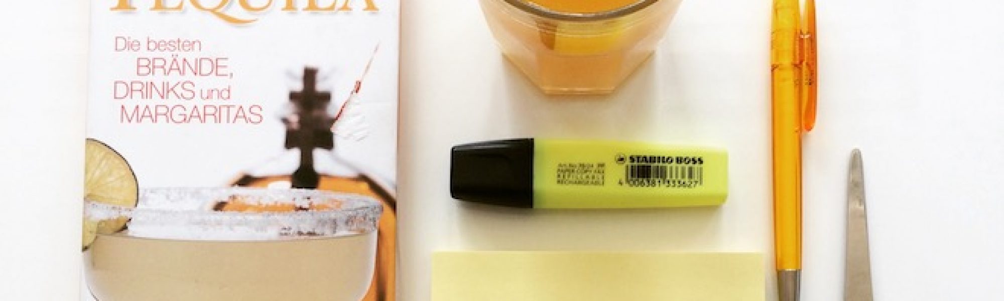 buero-stillleben-maracujasaft-orange