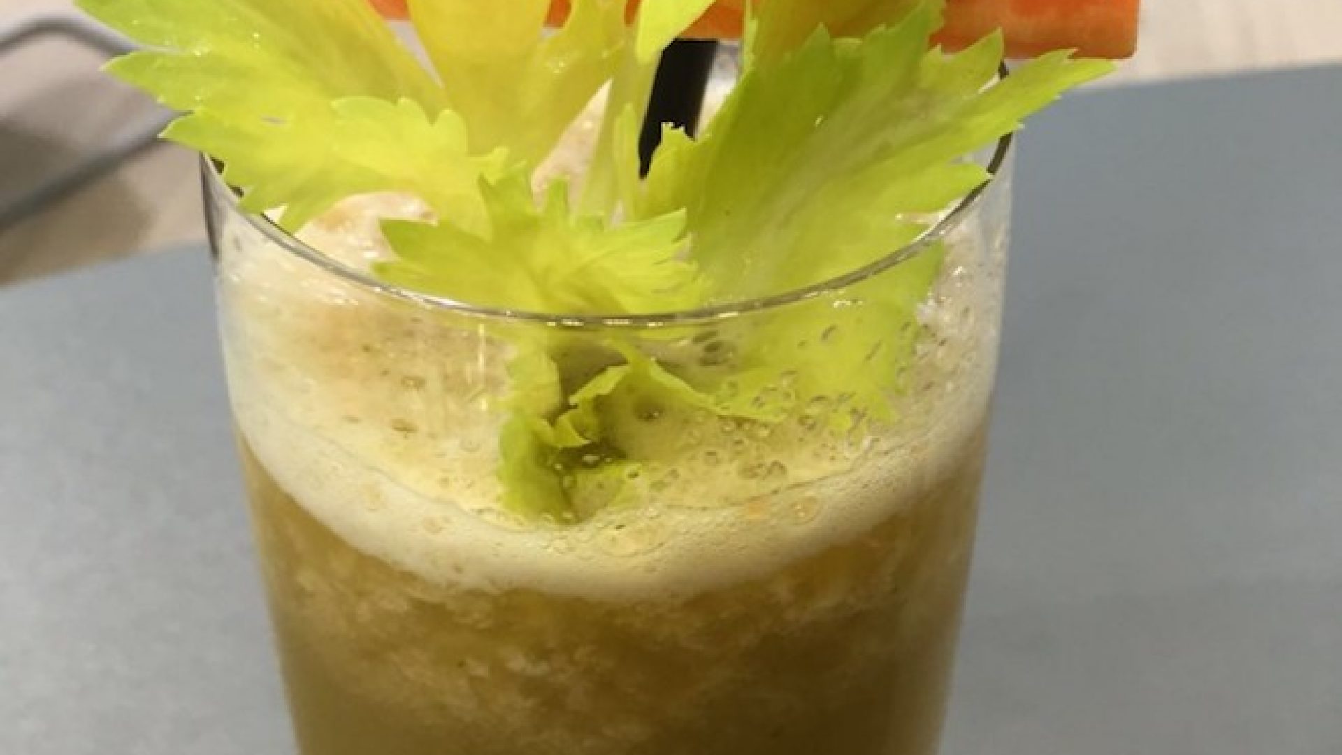 green-smoothie-karotte-sellerie
