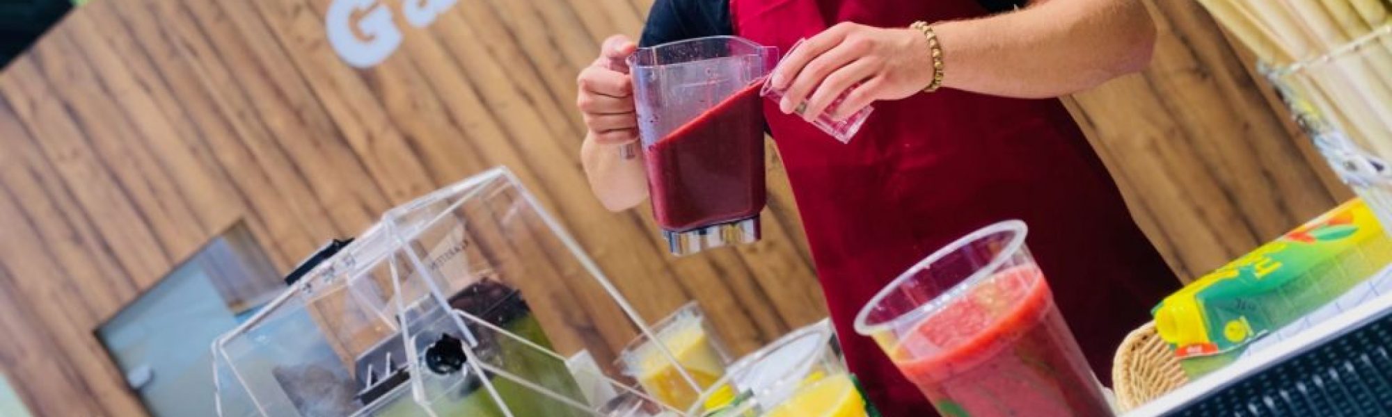 Smoothie-Zubereitung an der mobilen Vitaminbar EuroTier Hannover