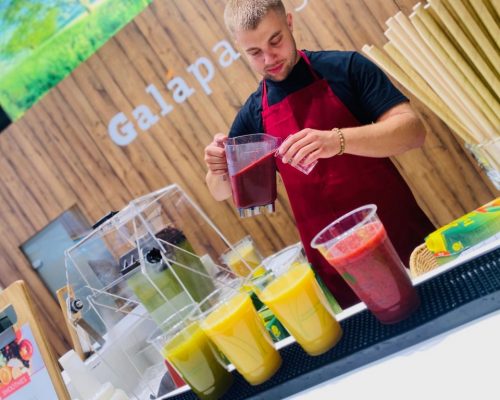 Smoothie-Zubereitung an der mobilen Vitaminbar EuroTier Hannover